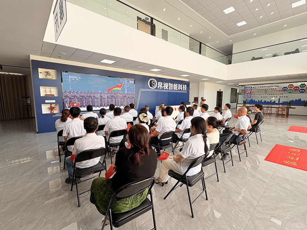 Bedrijf organiseert werknemers om de militaire parade 9.3 bij te wonen ter gelegenheid van de 80e verjaardag van de anti-Japanse oorlogsoverwinning